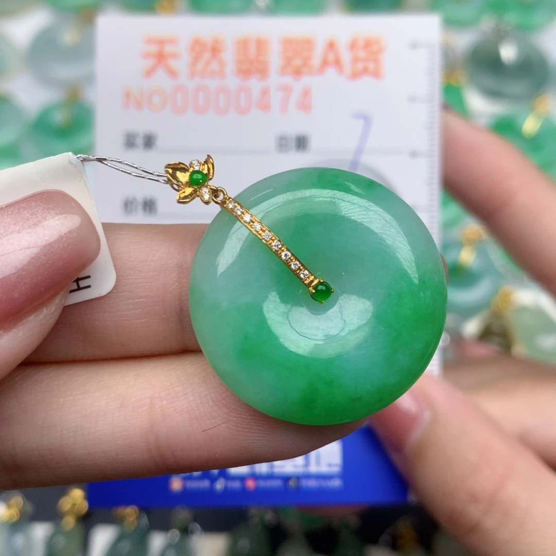 悦***厂翡翠18K金镶嵌颈饰扣