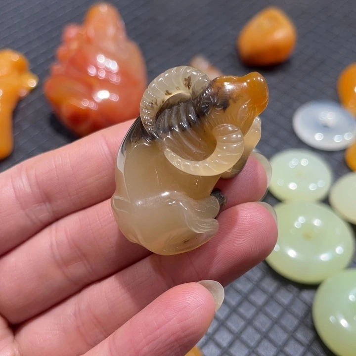 石英质玉（黄龙玉）未镶嵌颈饰