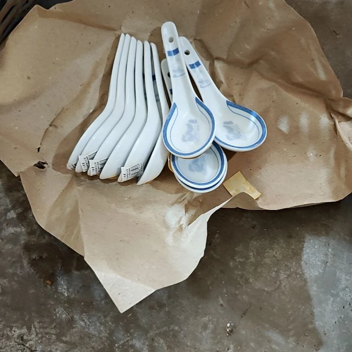 摆件盘子碗茶壶啥都有