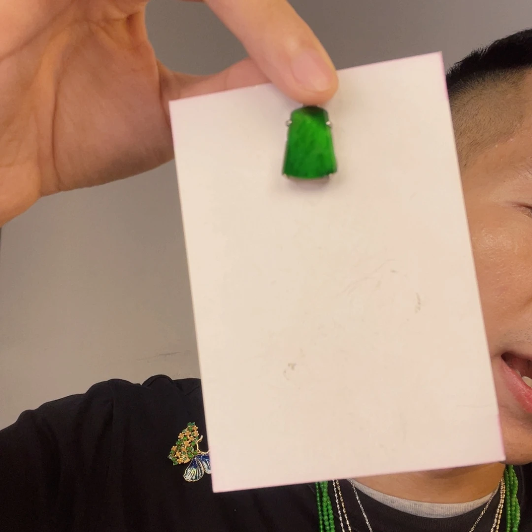 翡翠未镶嵌颈饰一件