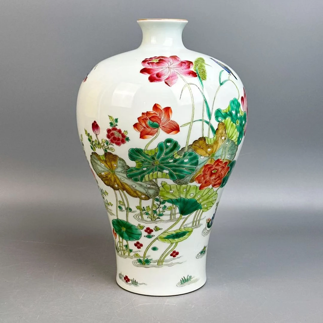 A清雍正珐琅彩莲池鸳鸯纹梅瓶