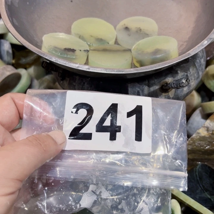 蛇纹石玉未镶嵌珠宝半成品