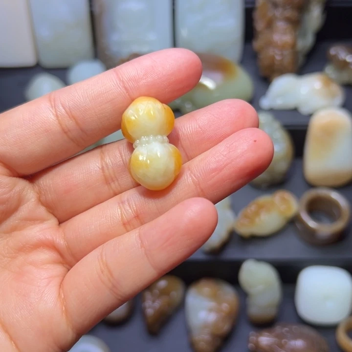 一***阳和田玉（糖玉）未镶嵌颈饰