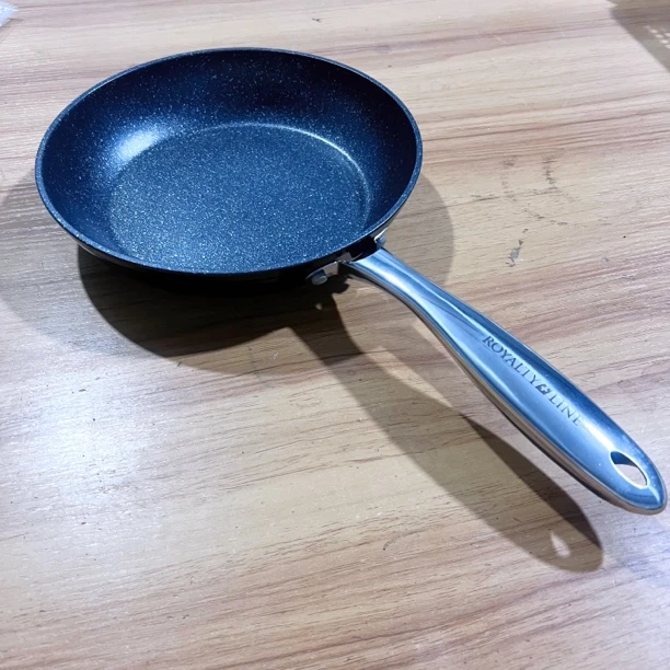 R家小钢炮24cm不沾煎锅 高约5cm（钢柄黑身）