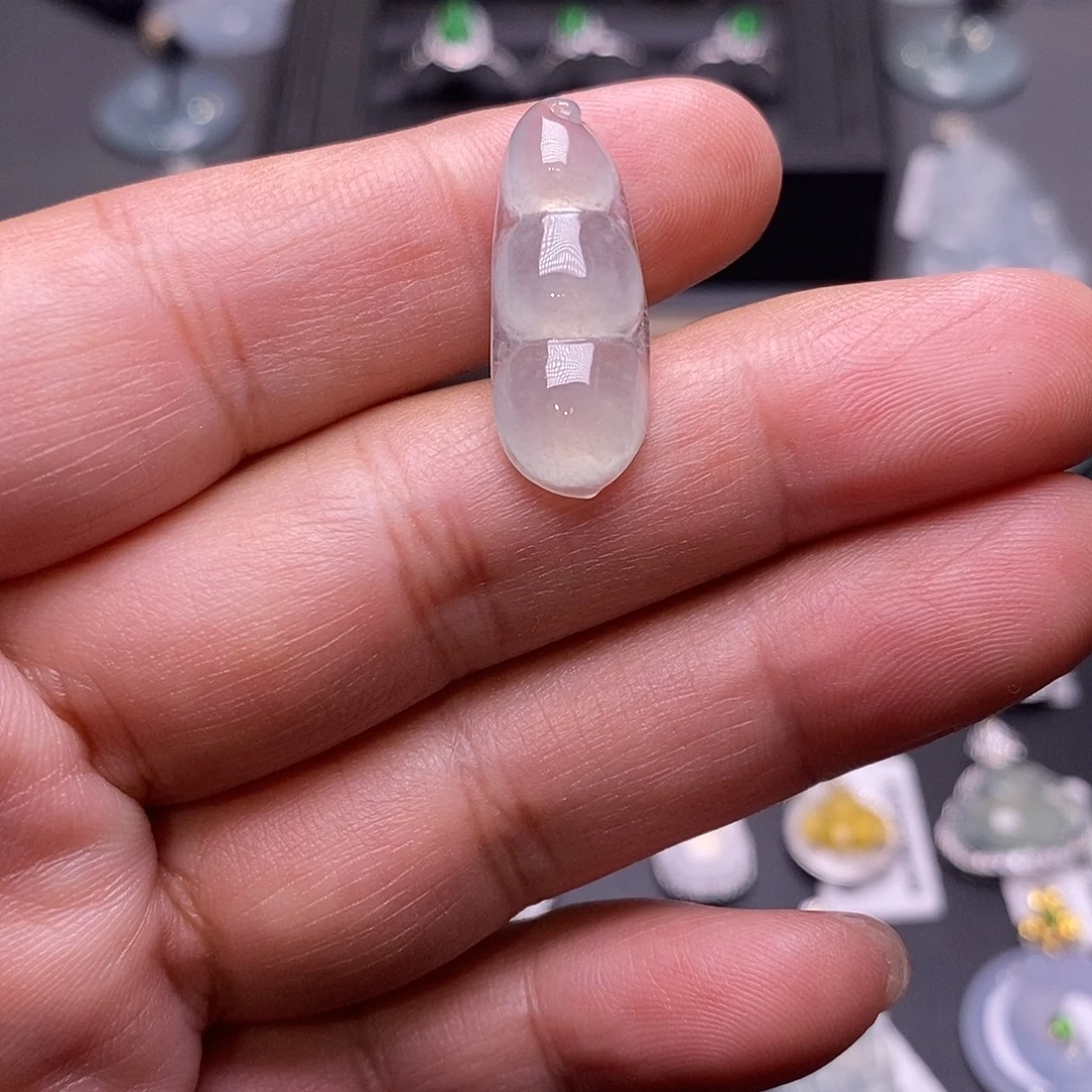 翡翠未镶嵌颈饰福豆