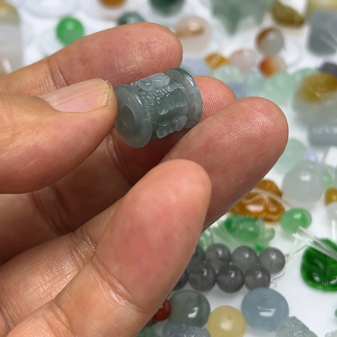 翡翠未镶嵌颈饰六字