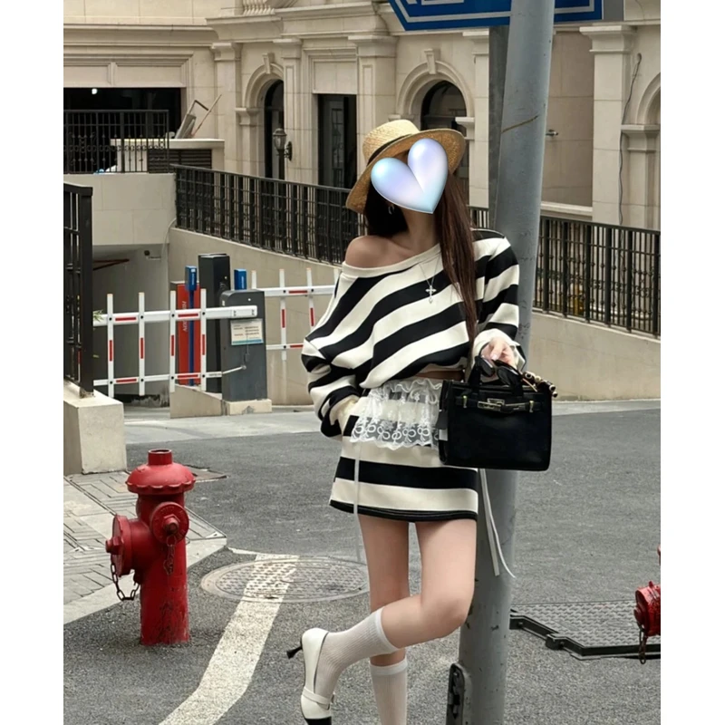 早春一整套新款宽松条纹露肩斜领卫衣搭配抽绳半身短裙两件套