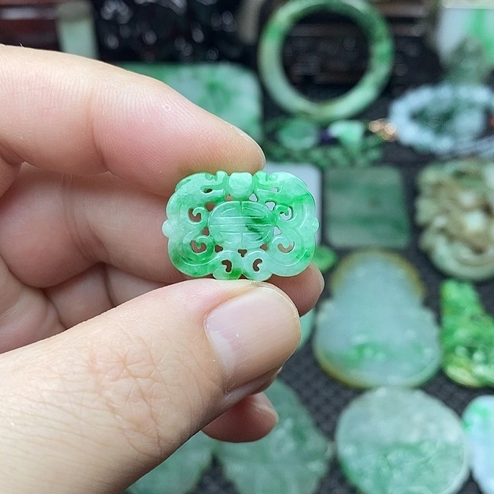 翡翠未镶嵌颈饰缅甸天然翡翠背云