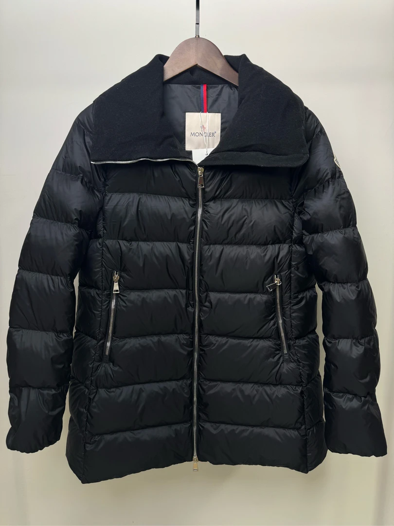 全新未使用 MONCLER 丝绒领羽绒服/1码/252143