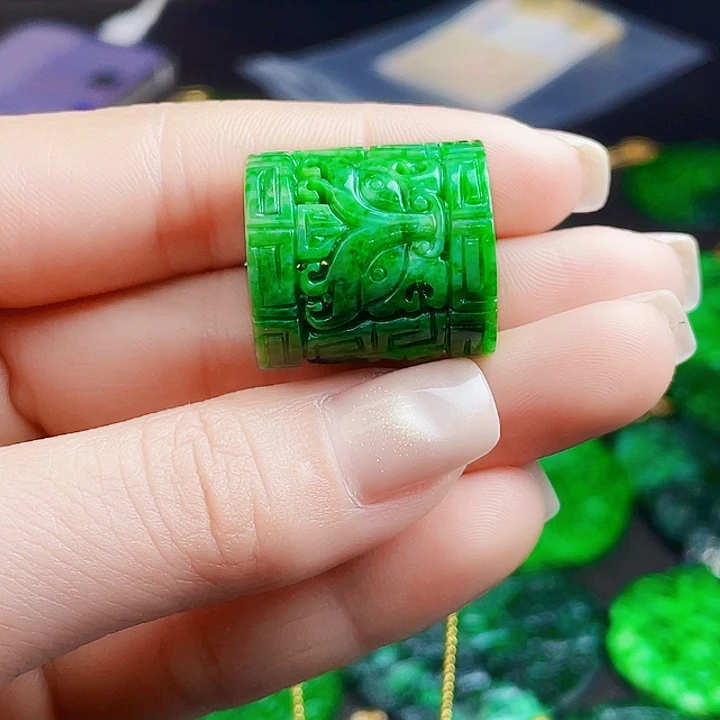 翡翠未镶嵌颈饰多样性