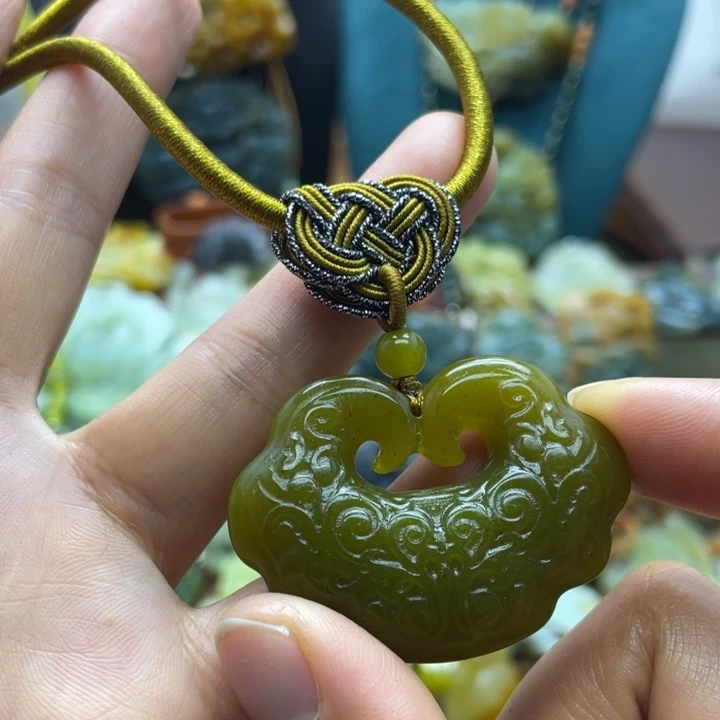 蛇纹石玉未镶嵌颈饰