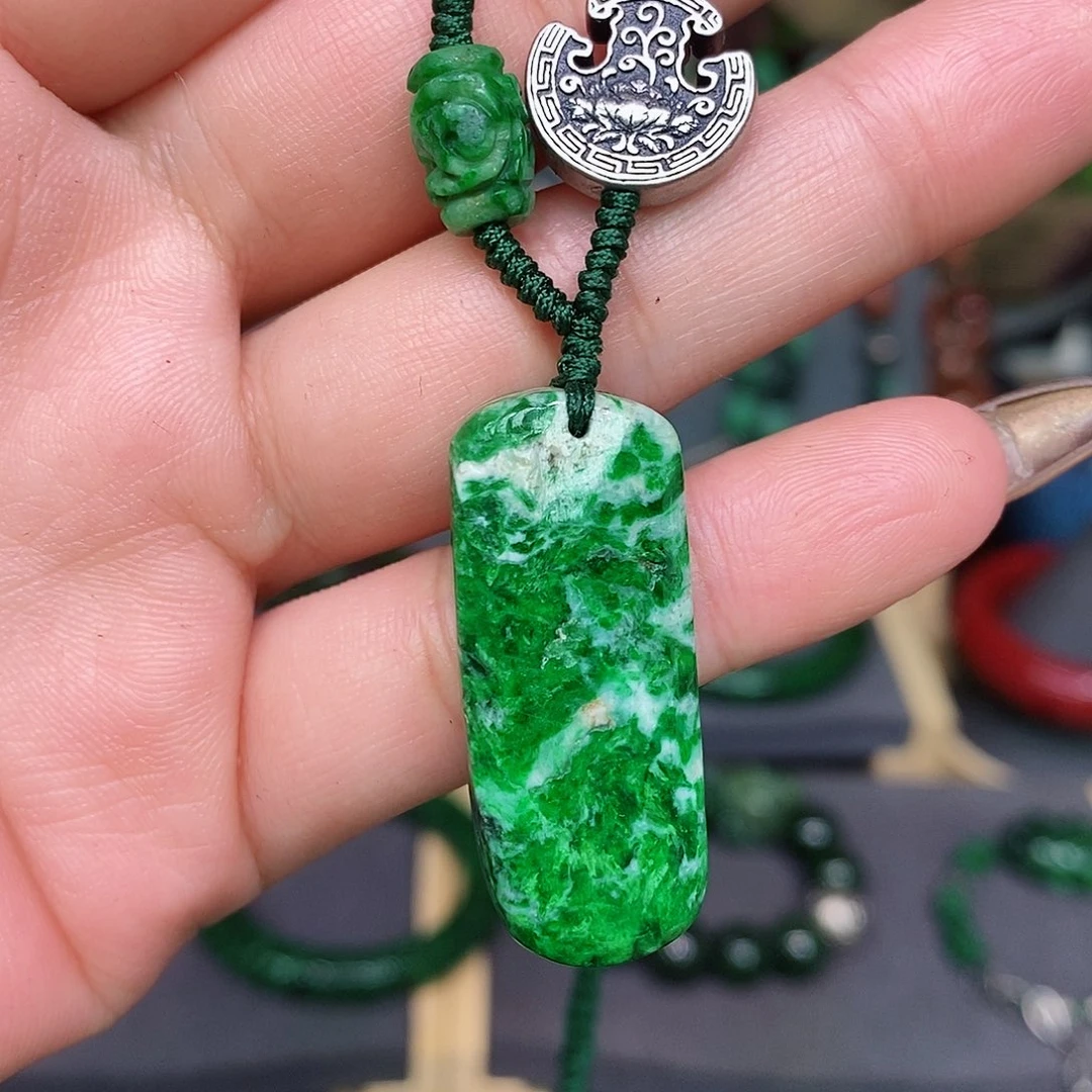 翡翠颈饰未镶嵌漂亮美眉