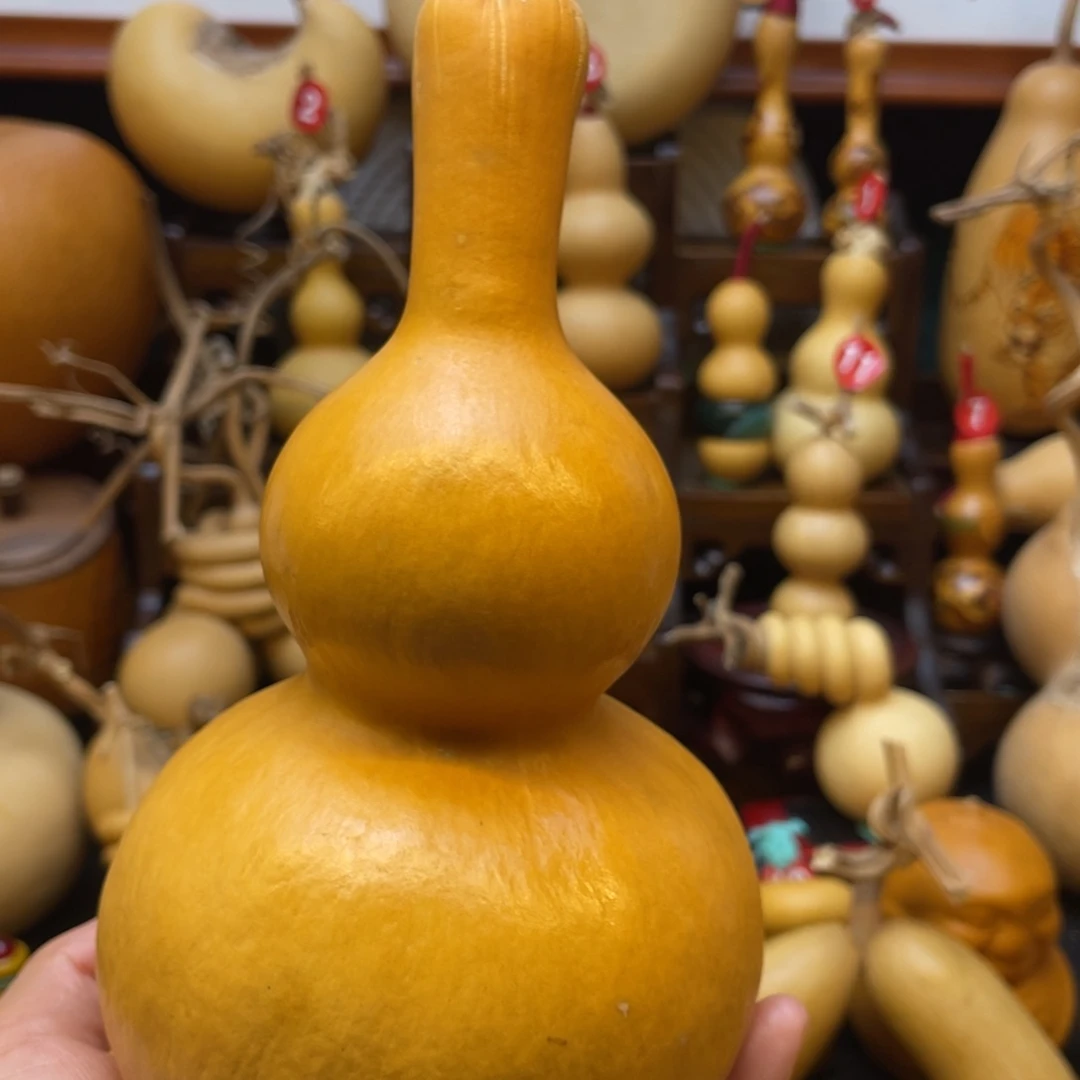 ?**?葫芦等多种颜色的花鸟图案组成