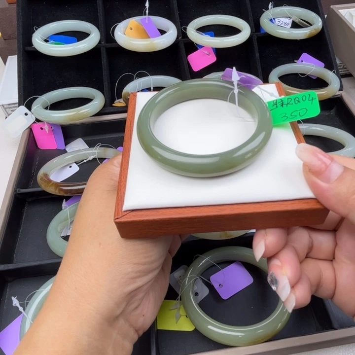 未镶嵌手镯和田玉七月