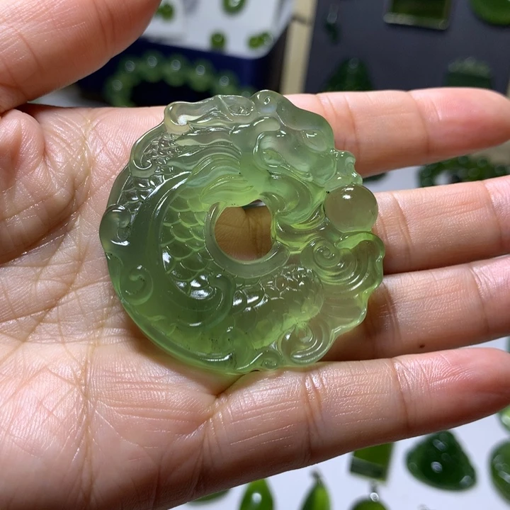 岫玉未镶嵌颈饰吊坠