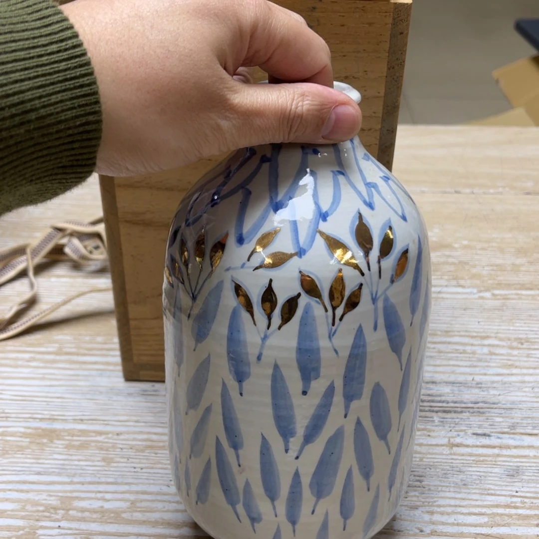 瓷片密密麻麻地排列着一个