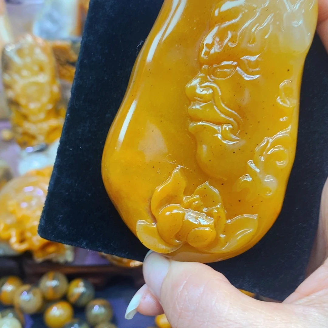 未镶嵌石英质玉（黄龙玉）颈饰