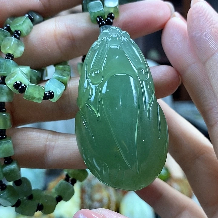 蛇纹石玉未镶嵌颈饰