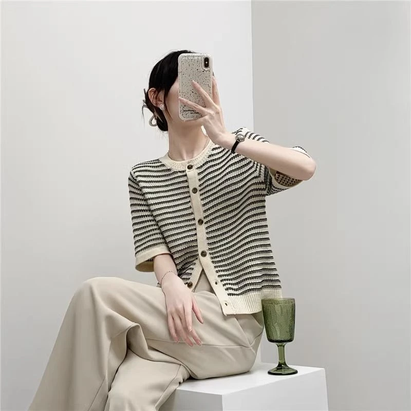 2025宽松短袖针织开衫女减龄条纹外穿气质圆领黑白显瘦小香风洋气