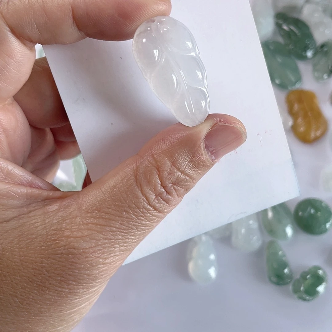 翡翠颈饰未镶嵌叶子