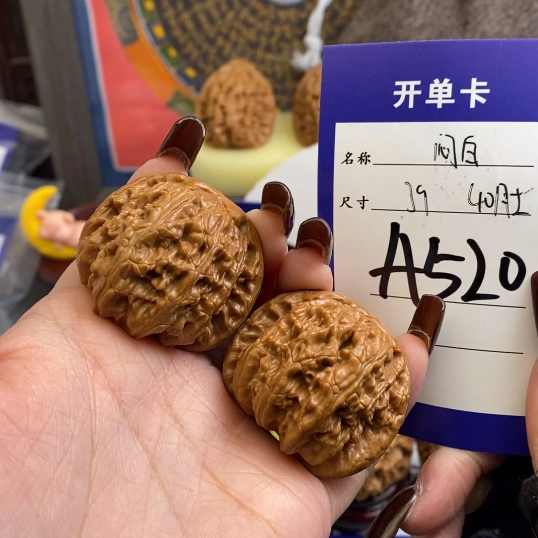 文玩核桃吊坠阿*闷白