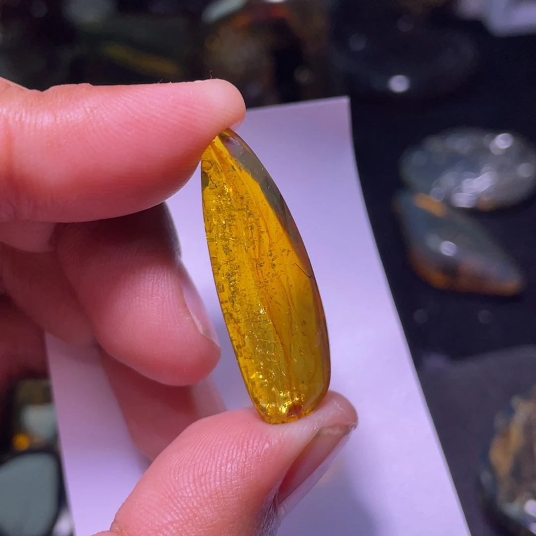 琥珀裸石未镶嵌，