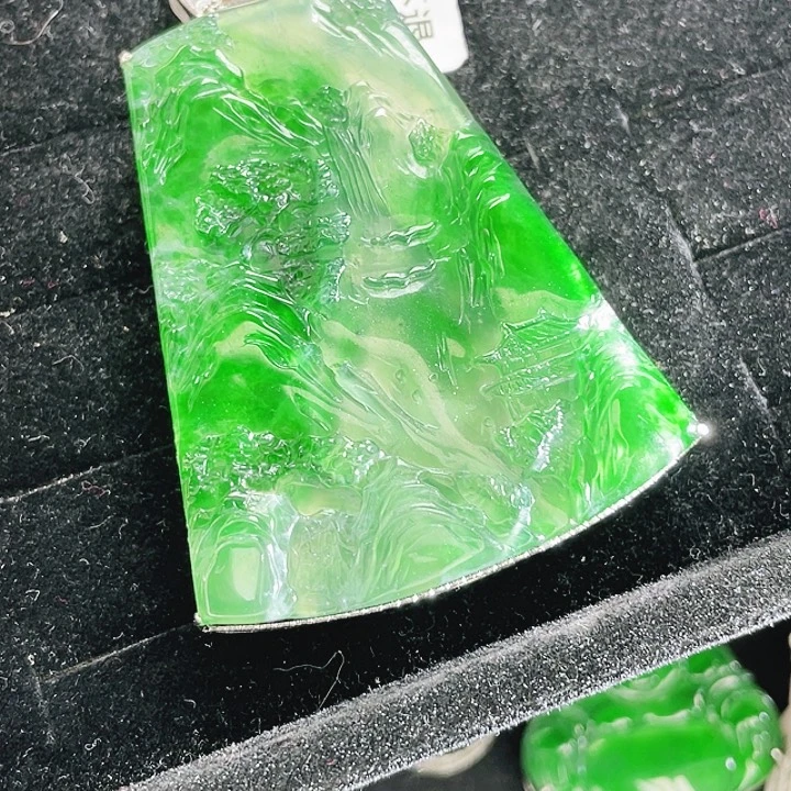 翡翠未镶嵌颈饰97