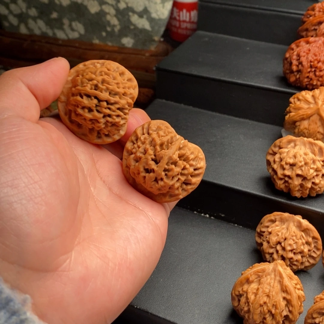 心***。文玩核桃吊坠核为贵