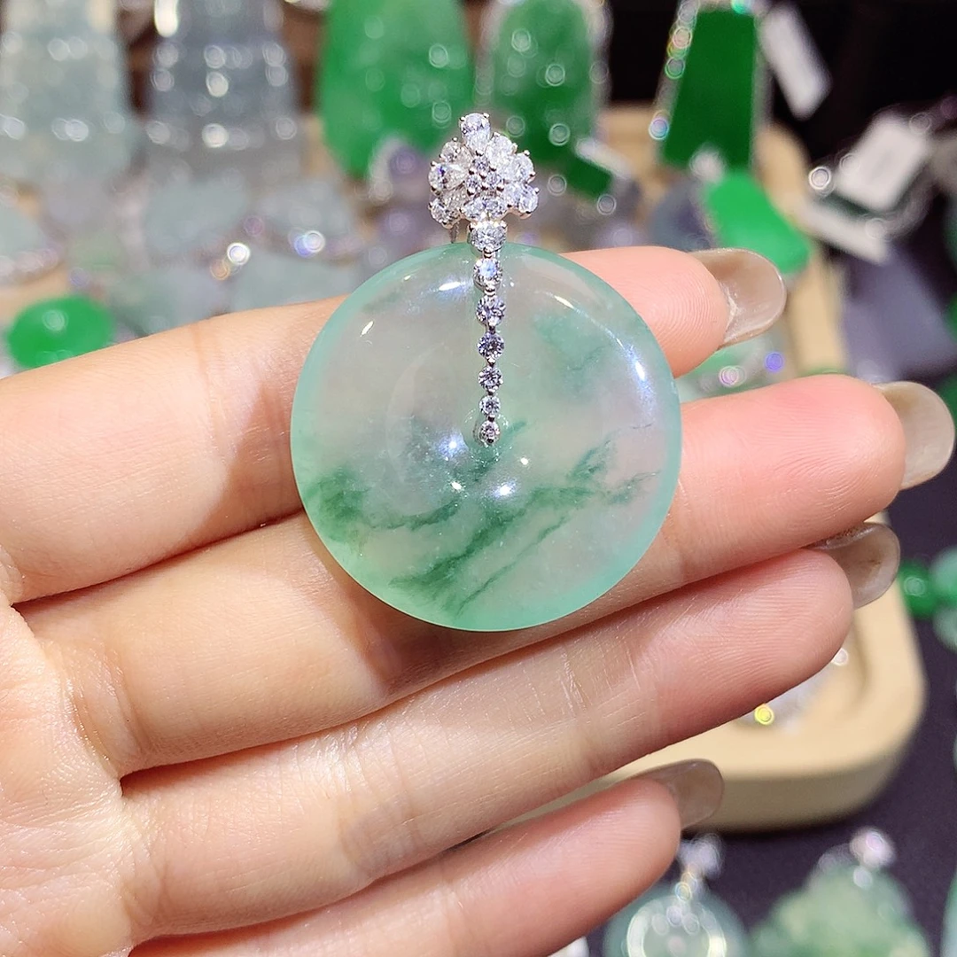 翡翠18K金镶嵌颈饰扣