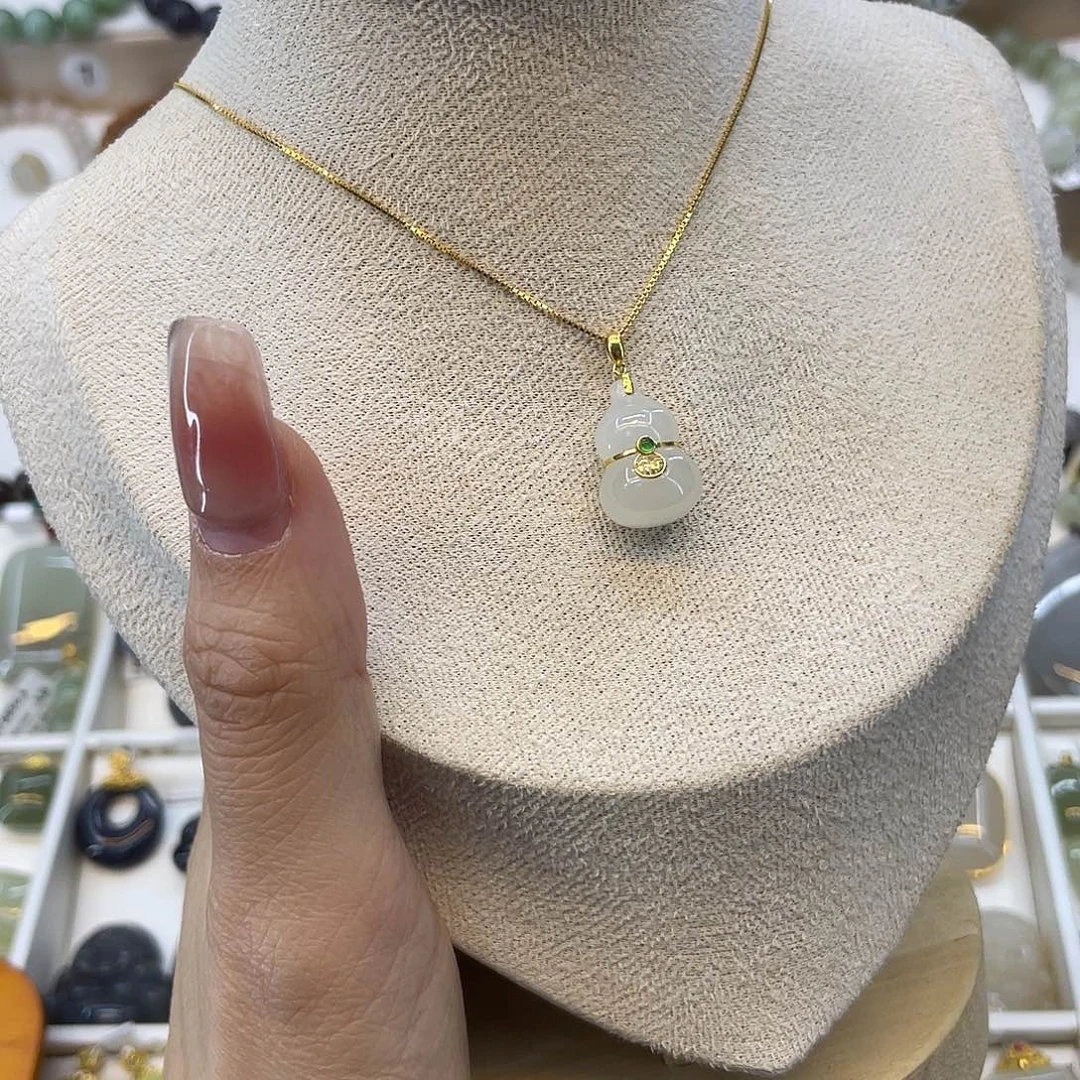 和田玉18K金镶嵌吊坠(赠链)