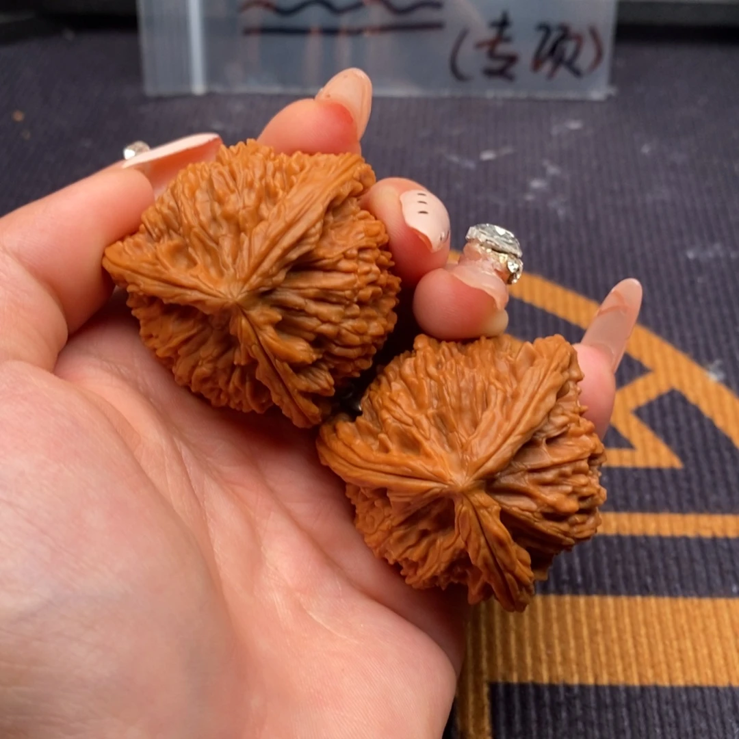 月***湾文玩核桃吊坠白狮子