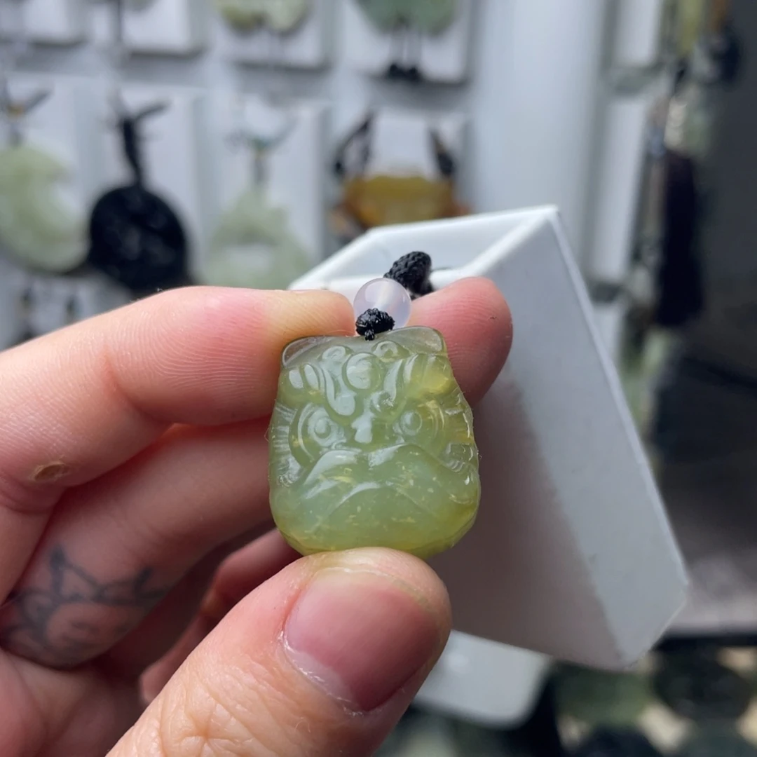 岫玉未镶嵌颈饰醒师