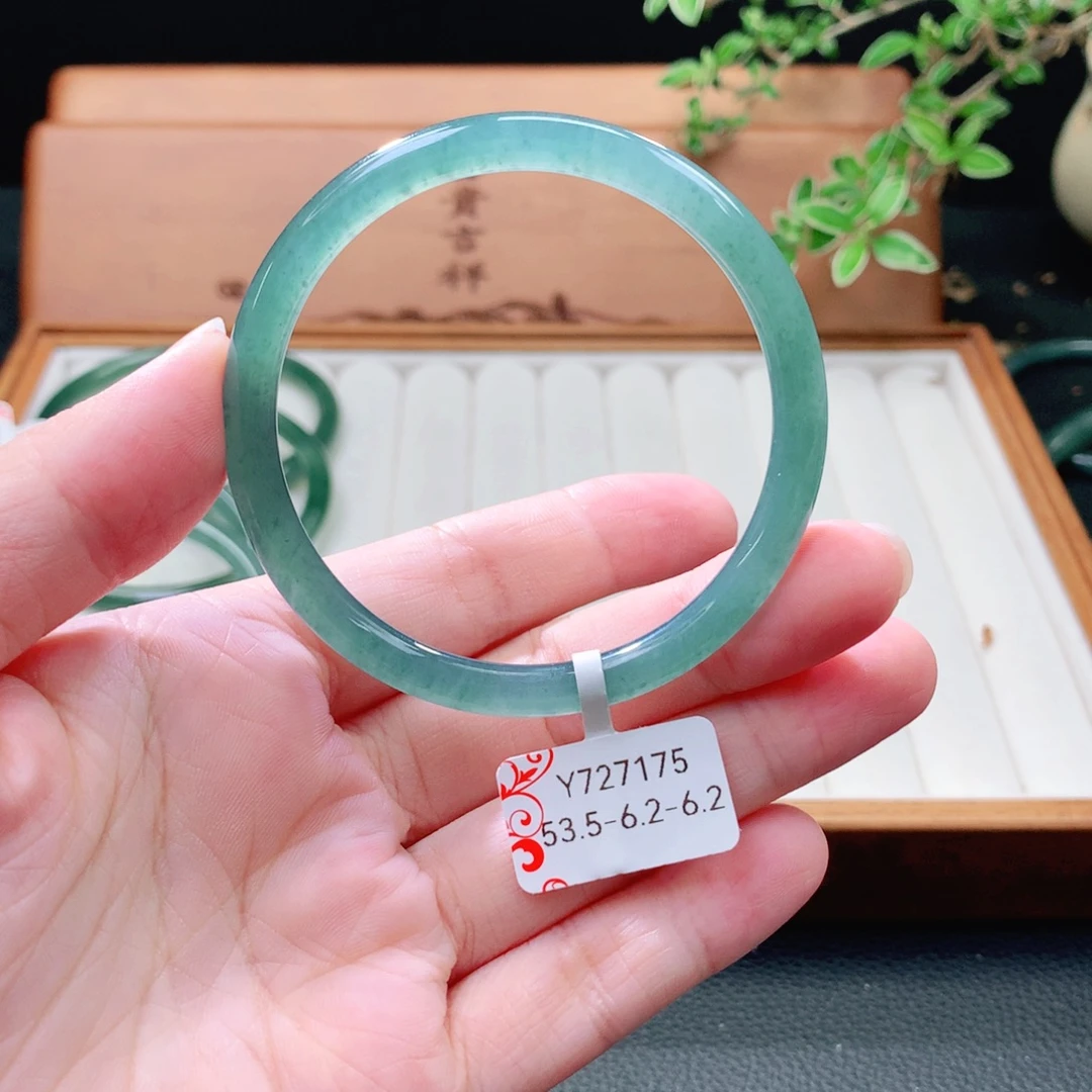 翡翠未镶嵌手镯（圆镯）