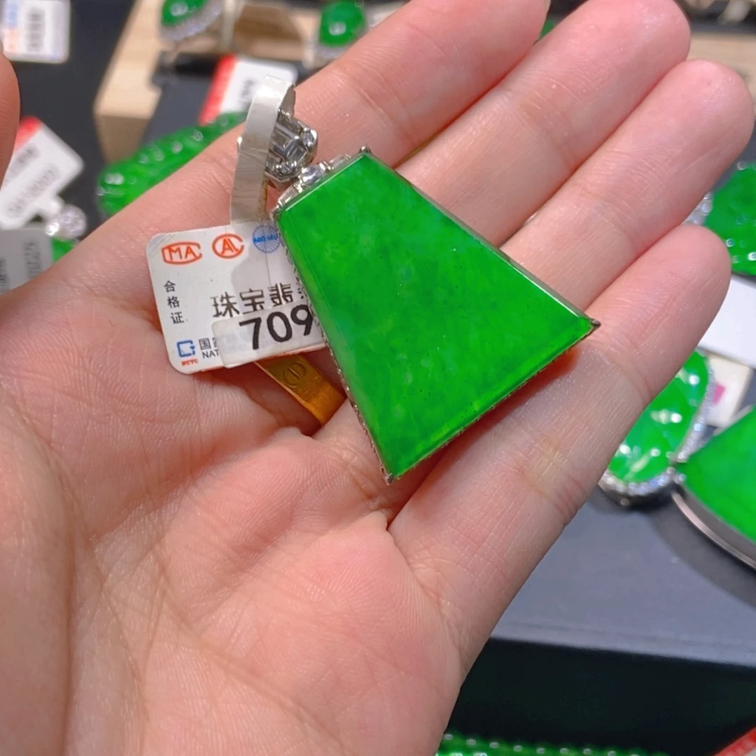 吊坠(不含链)未镶嵌翡翠