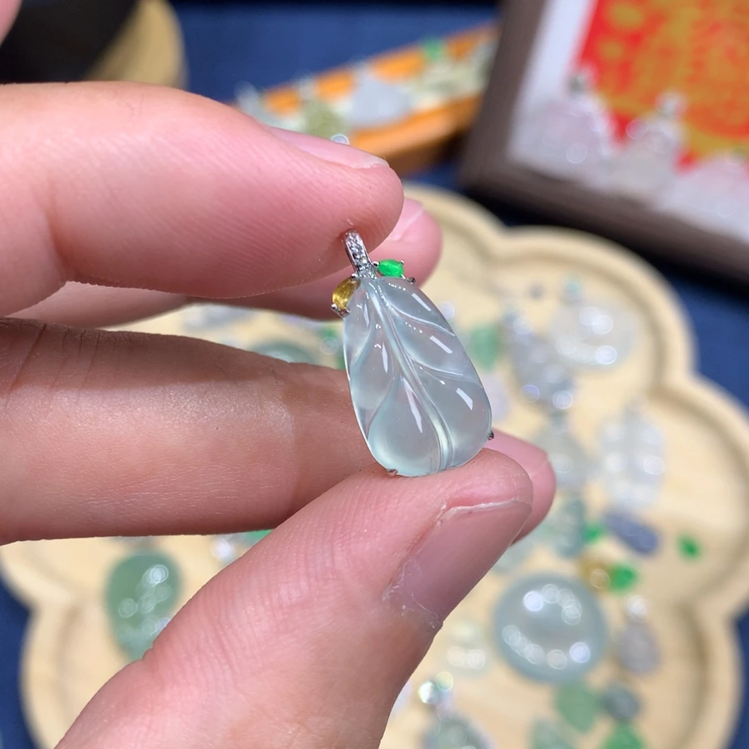 翡翠18K金镶嵌颈饰叶子