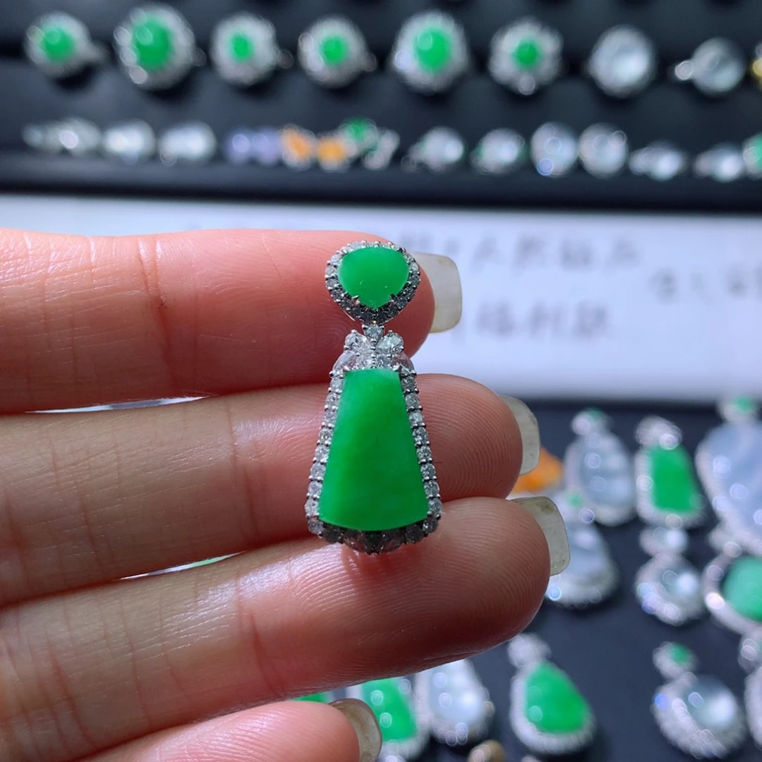 颈饰18K金镶嵌翡翠伴钻