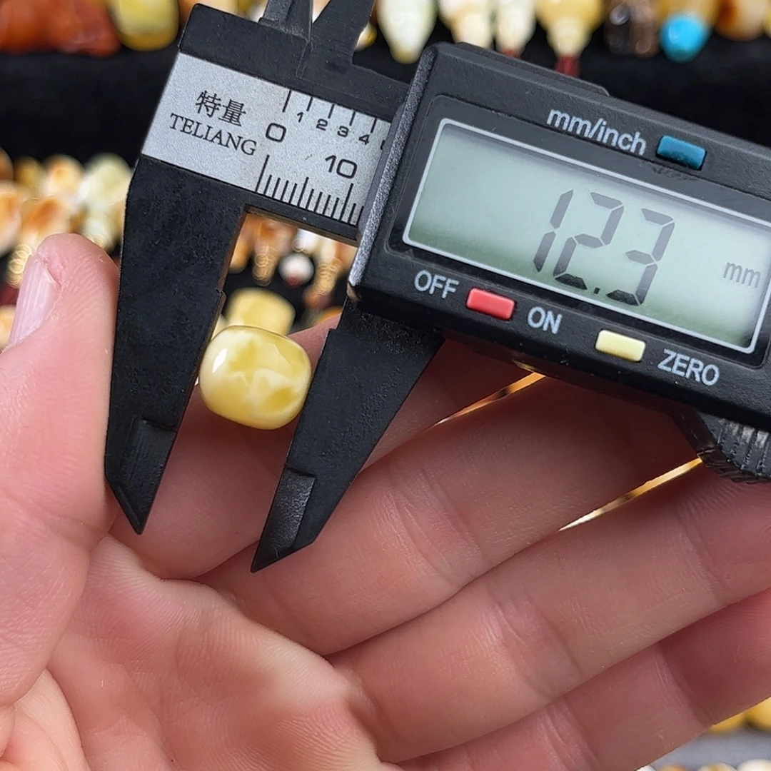 蜜蜡未镶嵌珠宝奇石