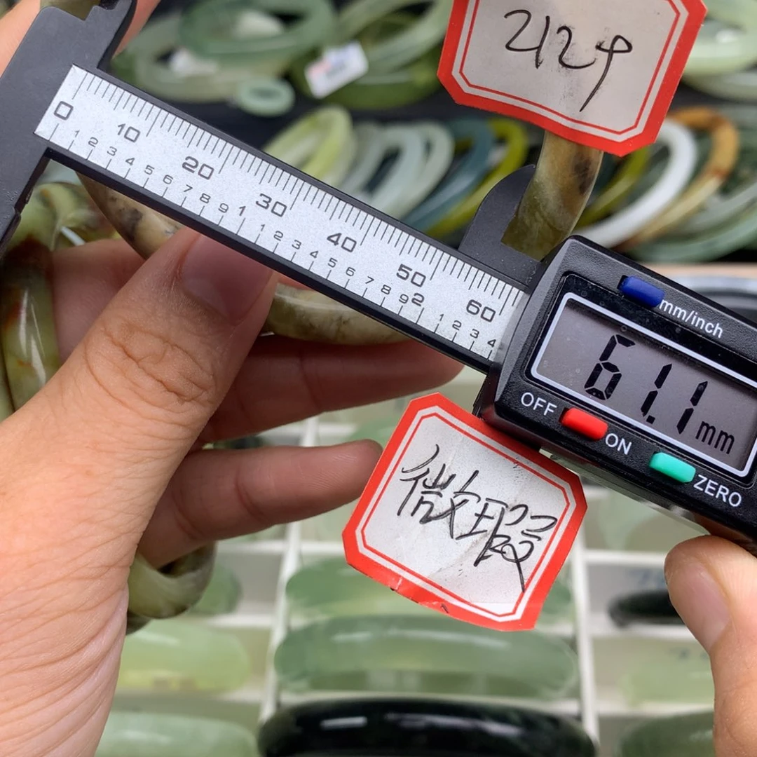 阿***妙未镶嵌蛇纹石玉手镯2129