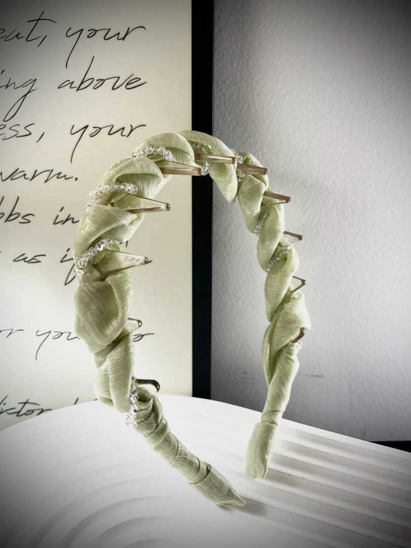 杨大姐推荐《夏日绿境》韩国新品小众设计绿色丝料七彩水晶手工头箍