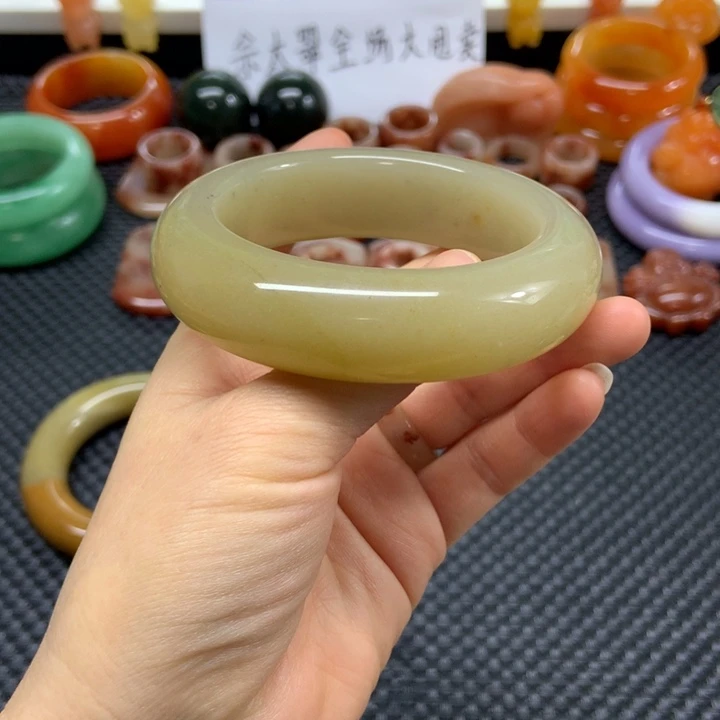 石英质玉未镶嵌手镯