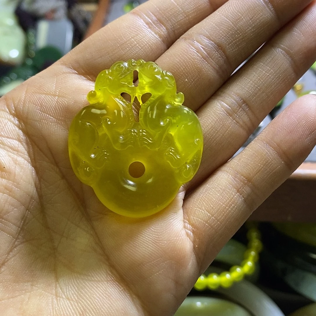 未镶嵌岫玉颈饰一个