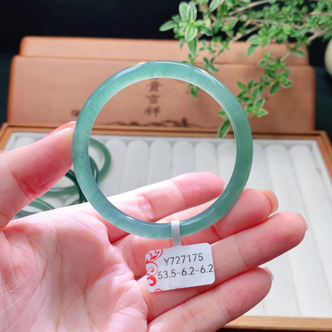 未镶嵌手镯（圆镯）翡翠