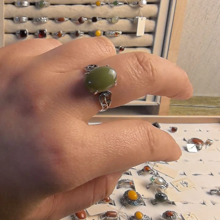 琥珀足银镶嵌戒指