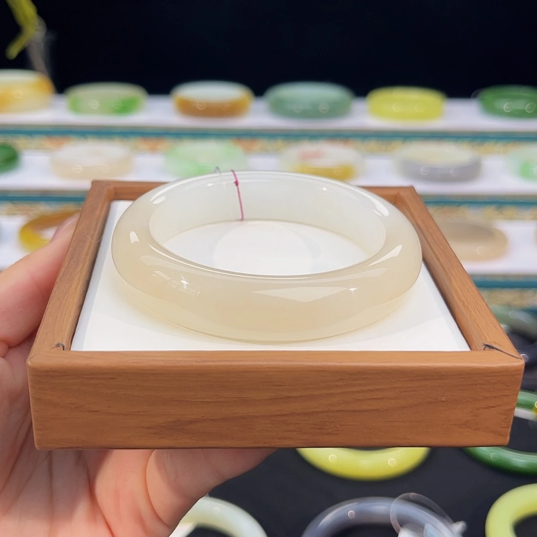 未镶嵌手镯和田玉樱花粉白轮胎