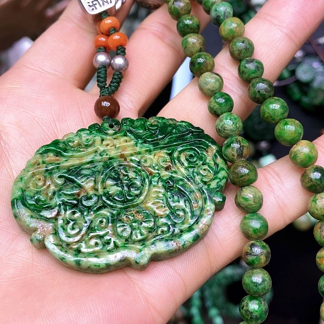 颈饰未镶嵌翡翠漂亮美眉