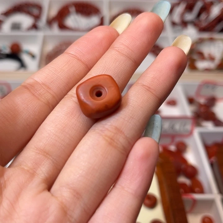 南红玛瑙未镶嵌藏扣满肉柿子红