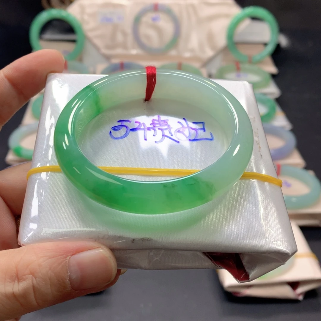 翡翠未镶嵌手镯54贵妃