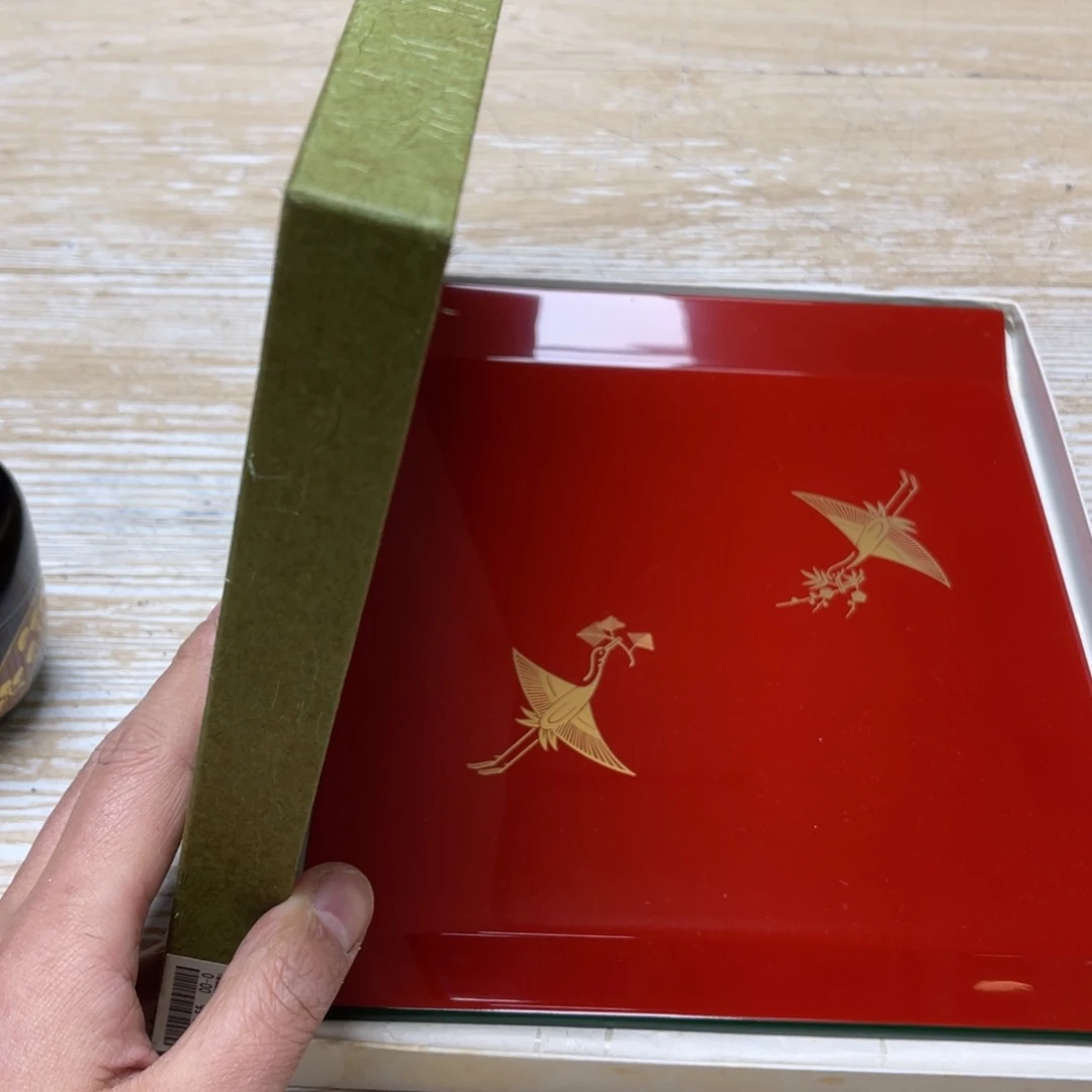 瓷片B****k密密麻麻地排列着一个