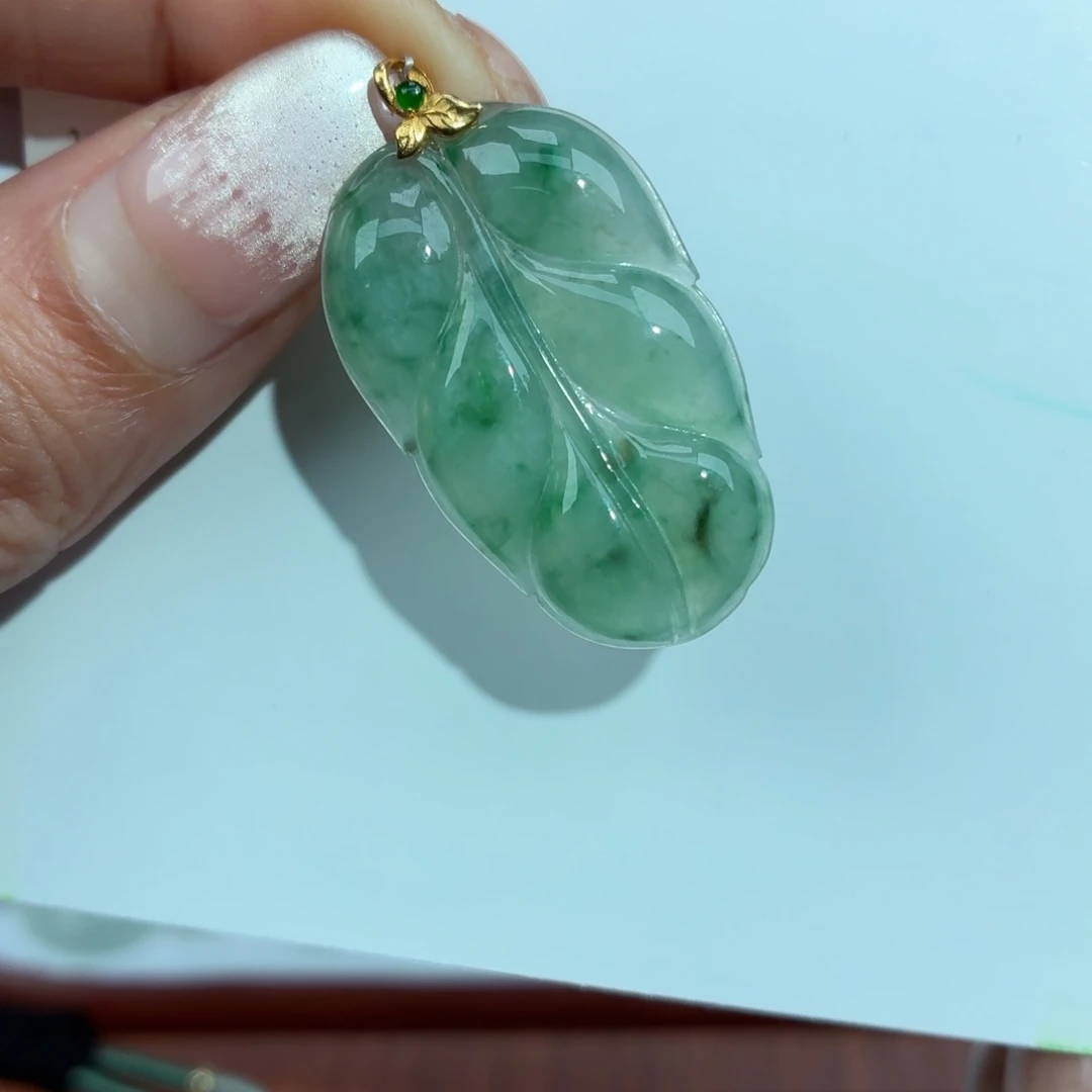 *****翡翠18K金镶嵌颈饰叶子吊坠