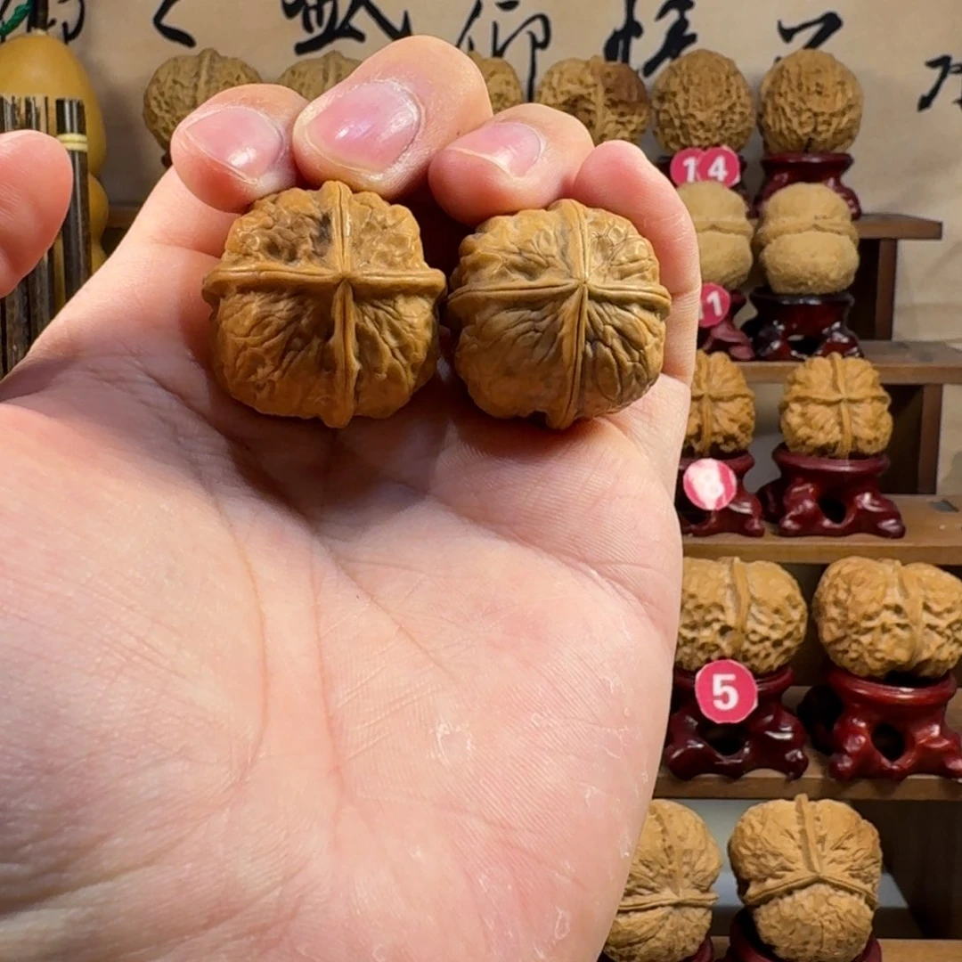 铁核桃把件金蟒小四方